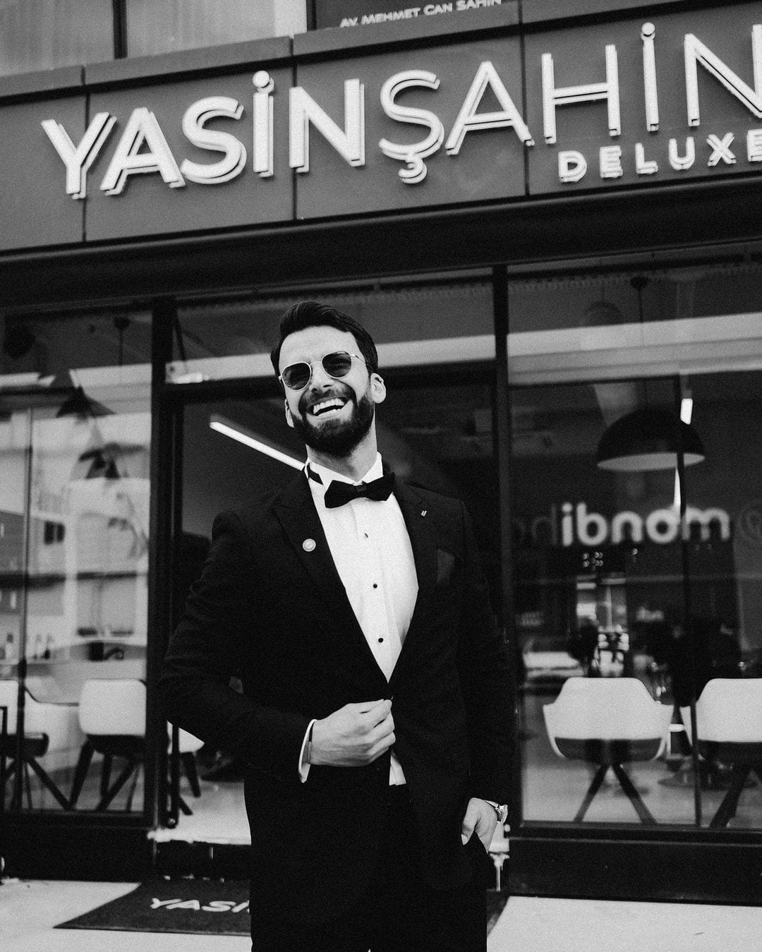 Salonun önünde Yasin Şahin