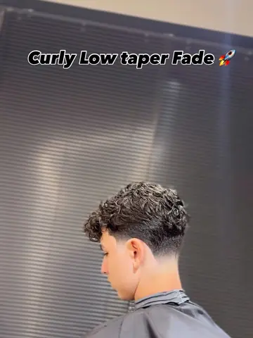 Kıvırcık saçta low taper fade kesimi