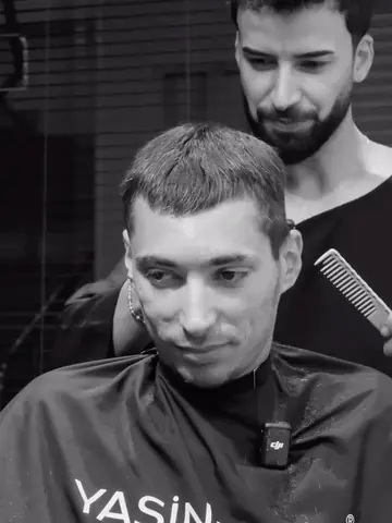 Toprak Razgatlıoğlu Yasin Şahin Deluxe'te tıraş koltuğunda