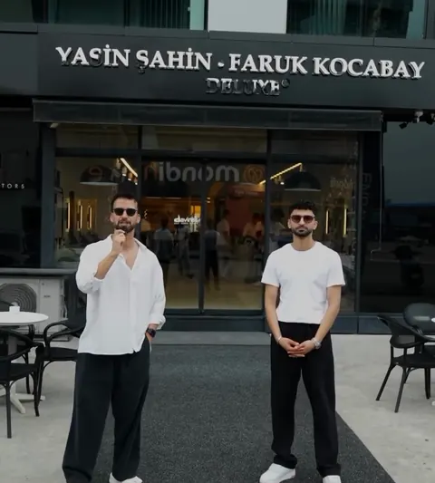Yasin Şahin ve Faruk Kocabay, Serdivan'daki salonun önünde; arkada YASİN ŞAHİN • FARUK KOCABAY DELUXE tabelası